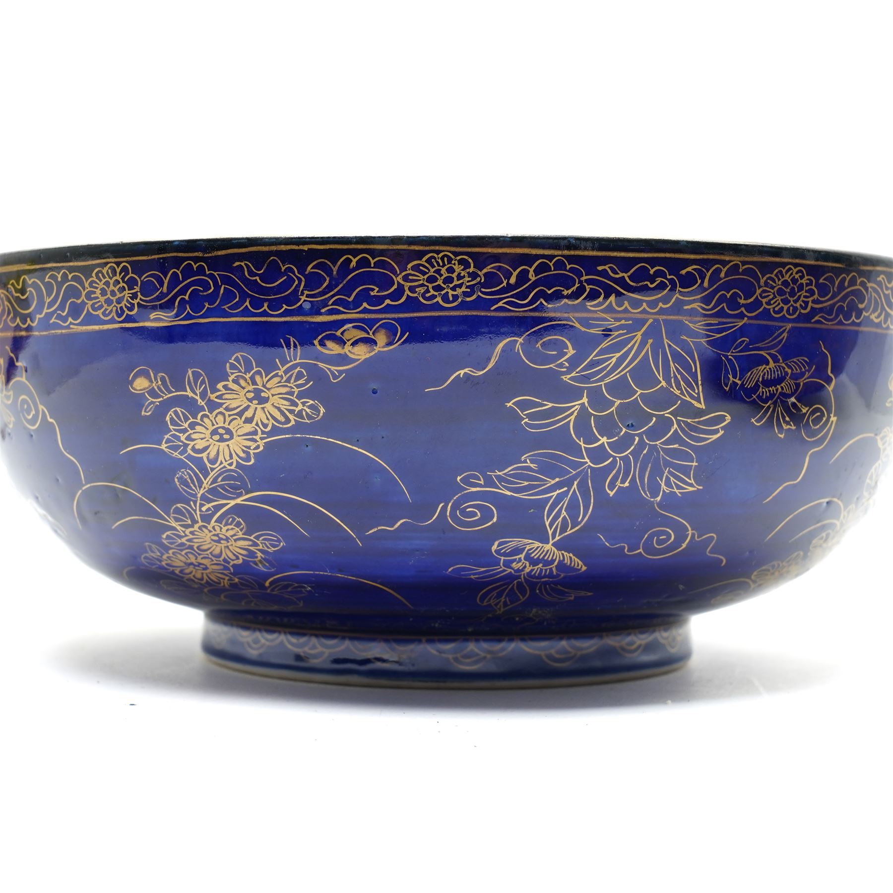 Pair of 19th century Samson of Paris bowl decorated in gilt with flowers and trailing leaves on a dark blue ground, the interior of one with a Japanese flower and the other with a floral spray D26cm 
Provenance: property of a Nobleman