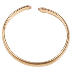 18ct gold wedding band and a 9ct gold signet ring