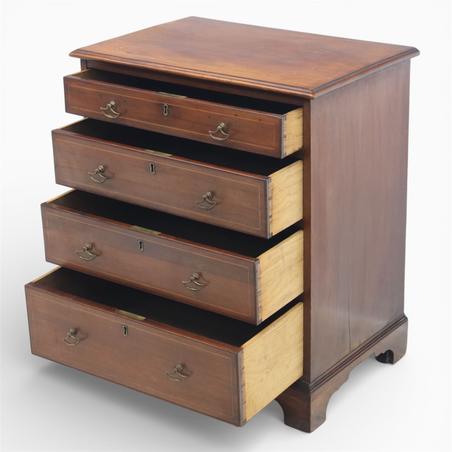 Edwardian mahogany bachelor chest with inlay, the rectangular crossbanded top with fine stringing over a graduated arrangement of four drawers fitted with brass swan neck handles, standing on a moulded plinth above bracket feet
