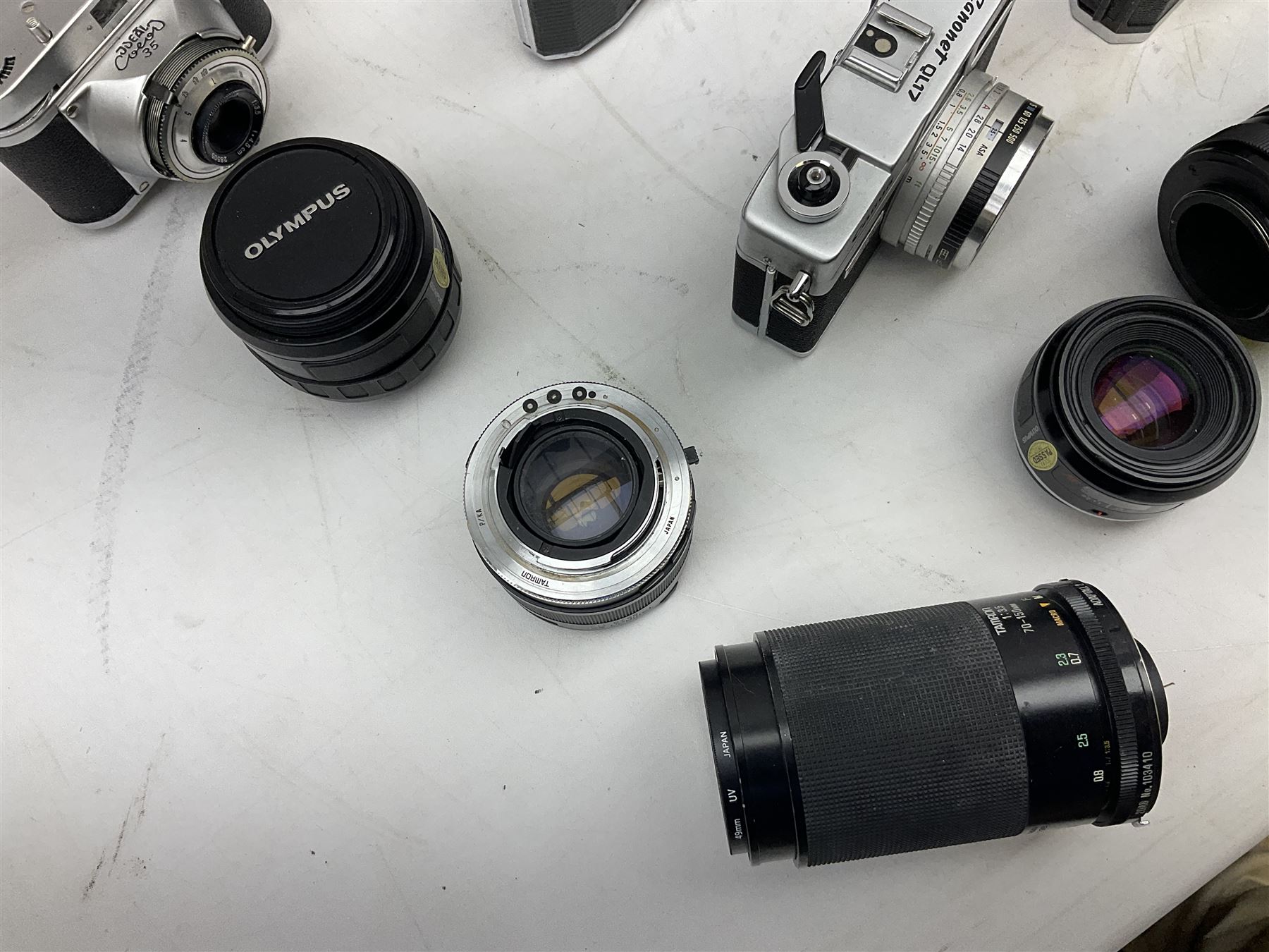 Collection of camera bodies and lenses, to include Contax 159mm, Pentacon FM, Miranda EE, Canon EXee, Praktica IV FB, 'Photax-Paragon 1:5 f=300mm no.312703' lens, 'Sirius MC Automatic 1:2.8 f=28mm, 52 No.934417 etc