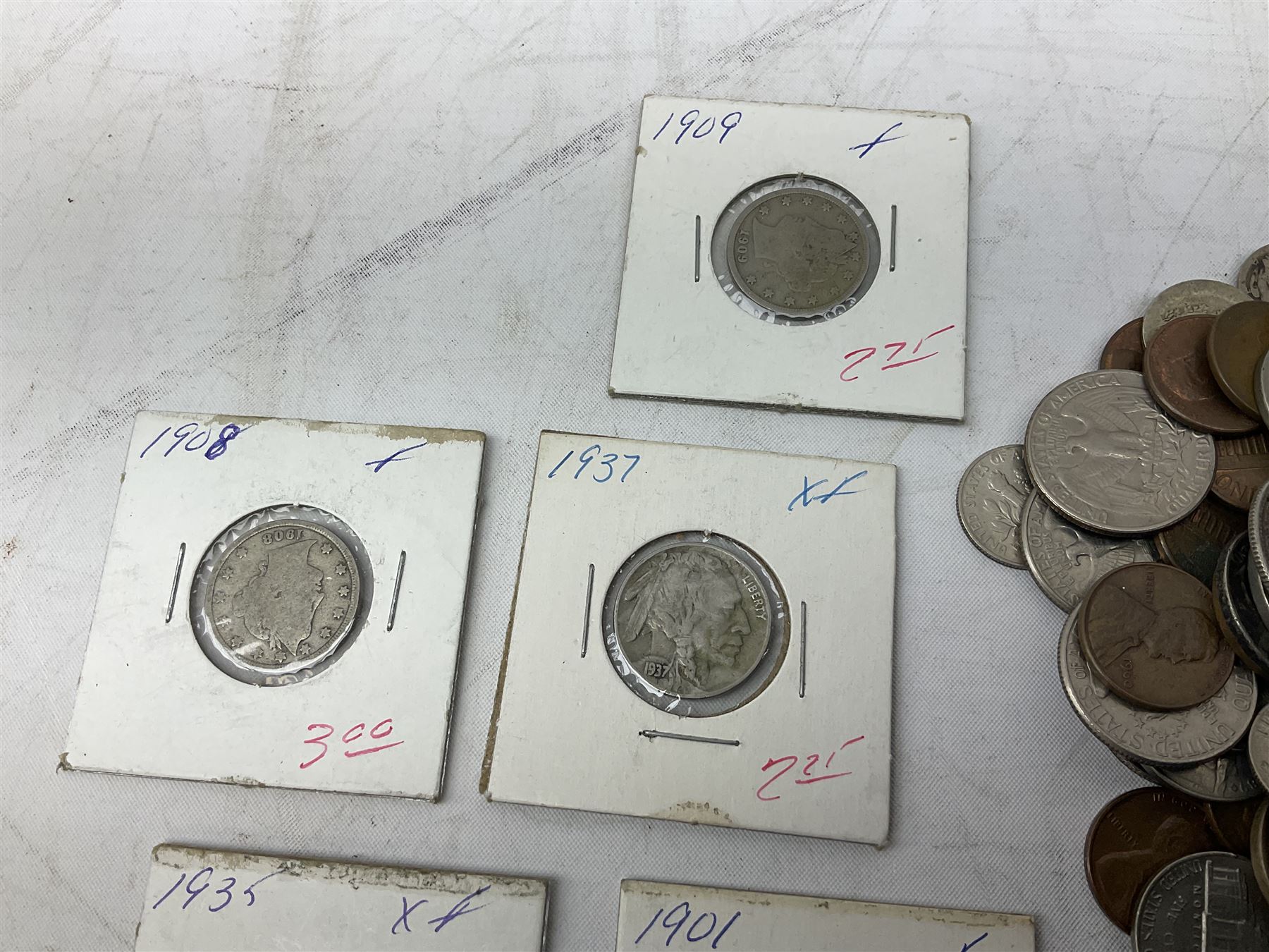 Mostly United States of America coinage, including 1828 one cent, buffalo nickels, various half dollar and dollar coins etc