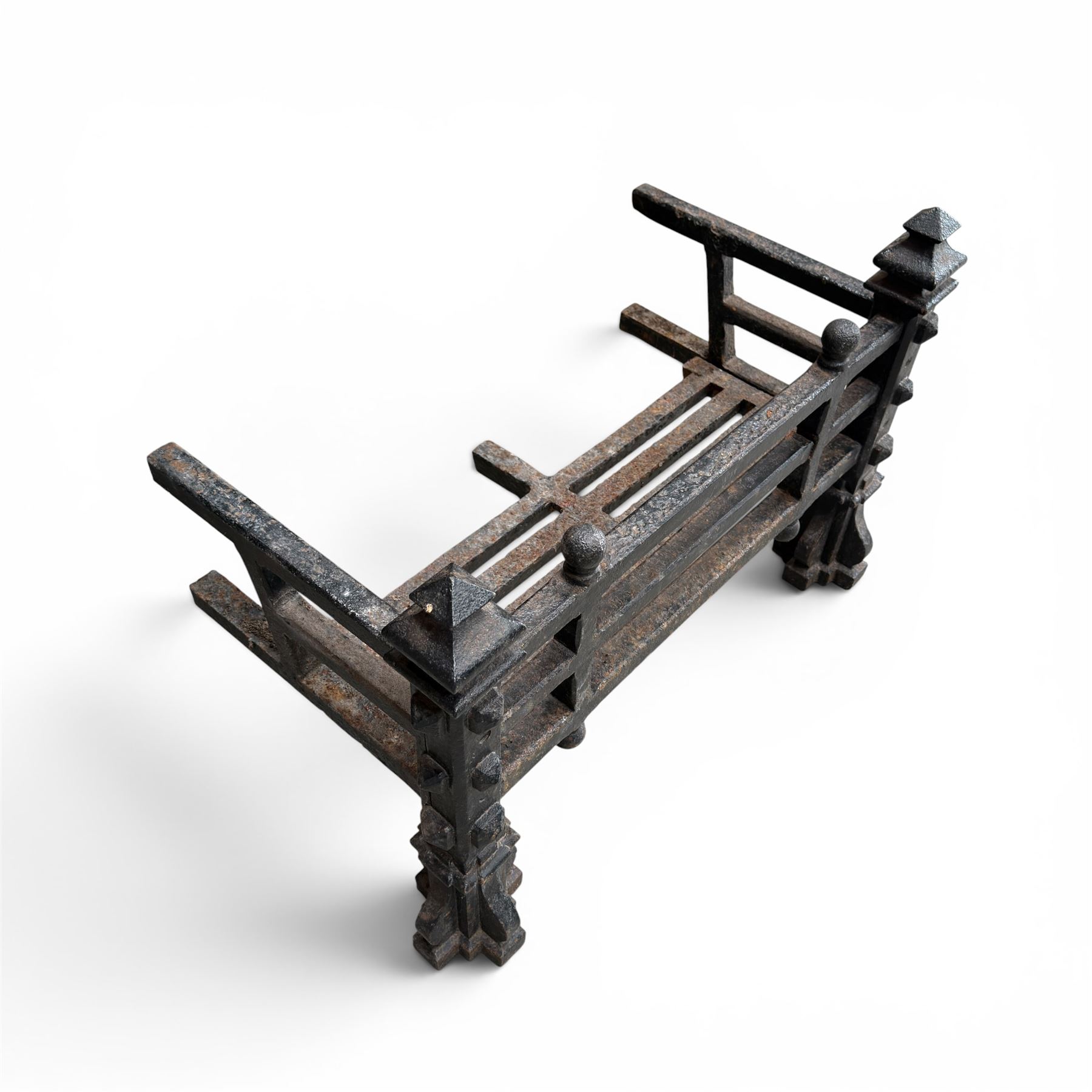 Late Victorian cast iron fireplace grate with turned and pointed finials