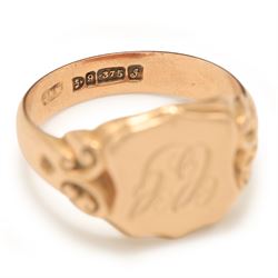 Edwardian 9ct rose gold signet ring, the shield head engraved with initials C G, with scroll design shoulders, Chester  1909