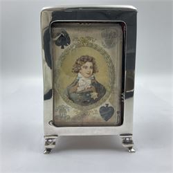 Edwardian silver mounted playing card case, hallmarked William Harrison Walter, Birmingham 1903, the sides each with a period playing card set behind a bevelled glass panel, the hinged cover with later engraving 'Presented to Norman T Crombie Esq by the officers & men of the 31st WR Detachment for services rendered 1917-1918', with red leather lined interior, the three compartments upon a sprung base and containing two later wooden Whist markers, case H12.5cm