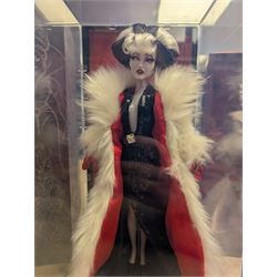 Disney Villains Designer Collection doll 'Cruella De Vil', in original box and bag