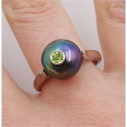 Platinum single stone cultured grey pearl and peridot ring, stamped Plat