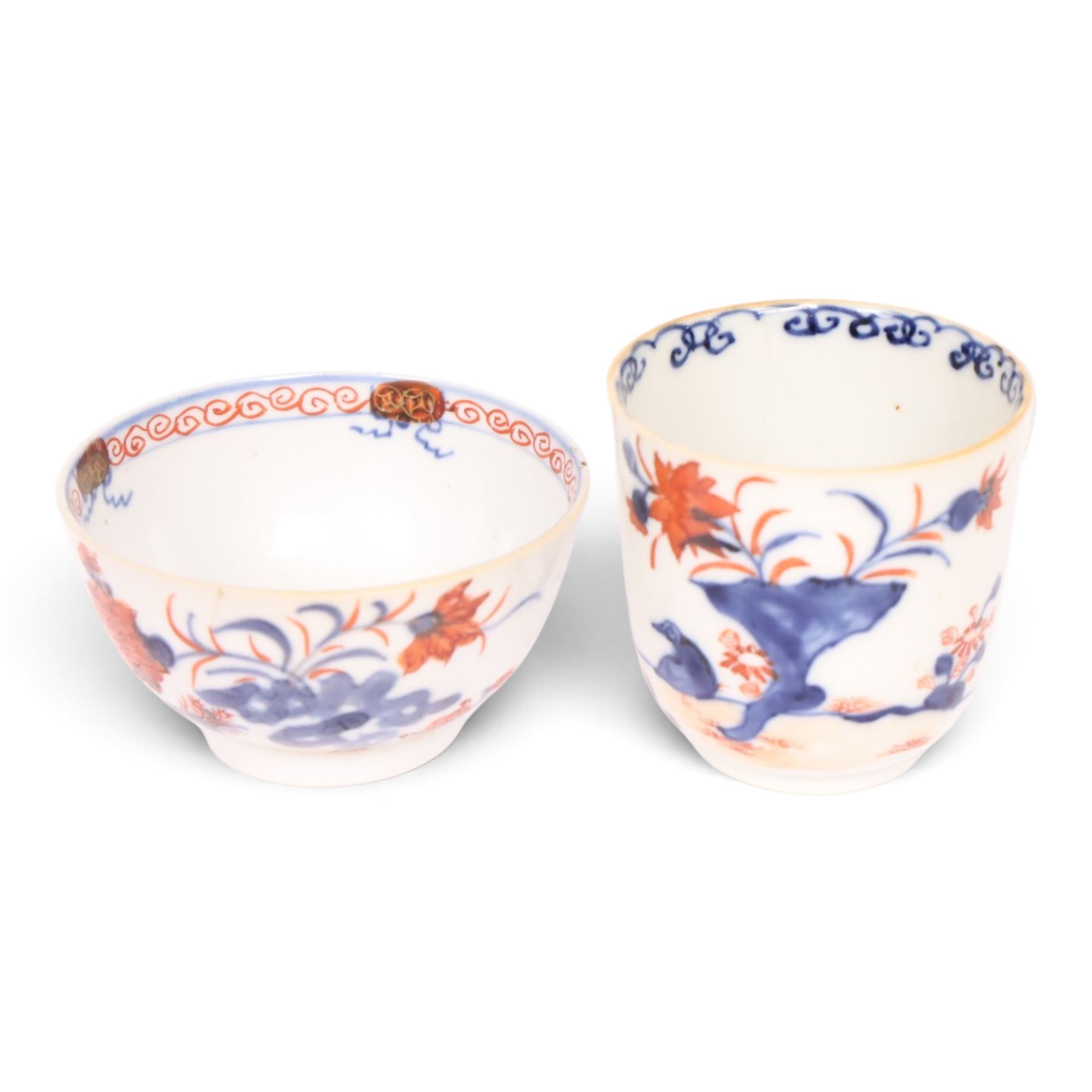 Lowestoft Redgrave tea bowl, decorated in the Two Birds pattern, circa 1780, D8.5cm, together with another similarly decorated coffee cup, H6.5cm