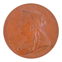 Queen Victoria 1897 bronze commemorative medallion, in tooled red case with gilt detailing