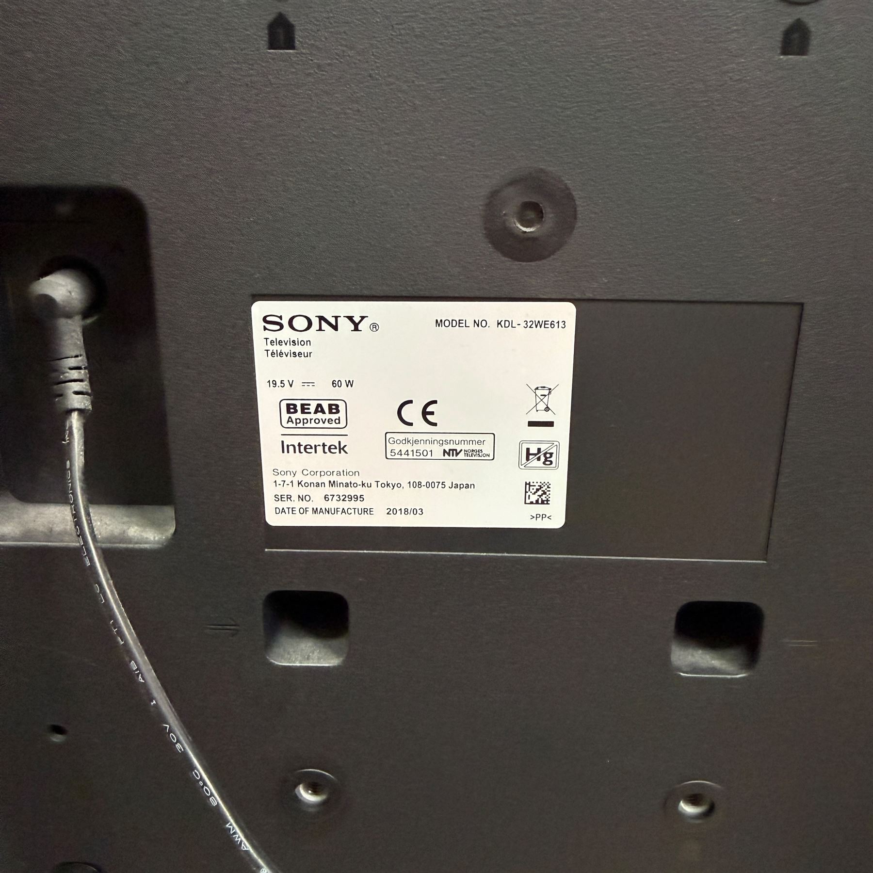 Sony 32'' KDL-32WE613 television with remote