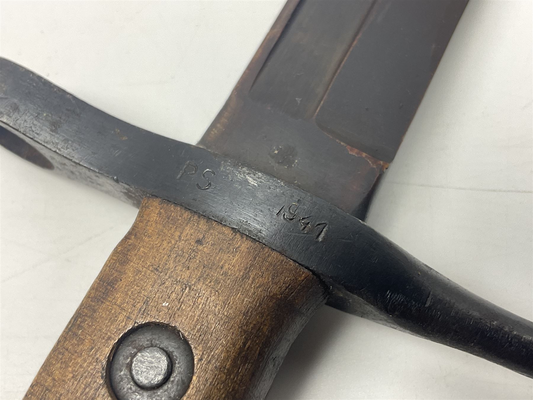 WW2 Italian Model 1891 bayonet with 30cm fullered blade; cross-piece marked PS 1941; in associated leather covered scabbard with frog L45cm overall