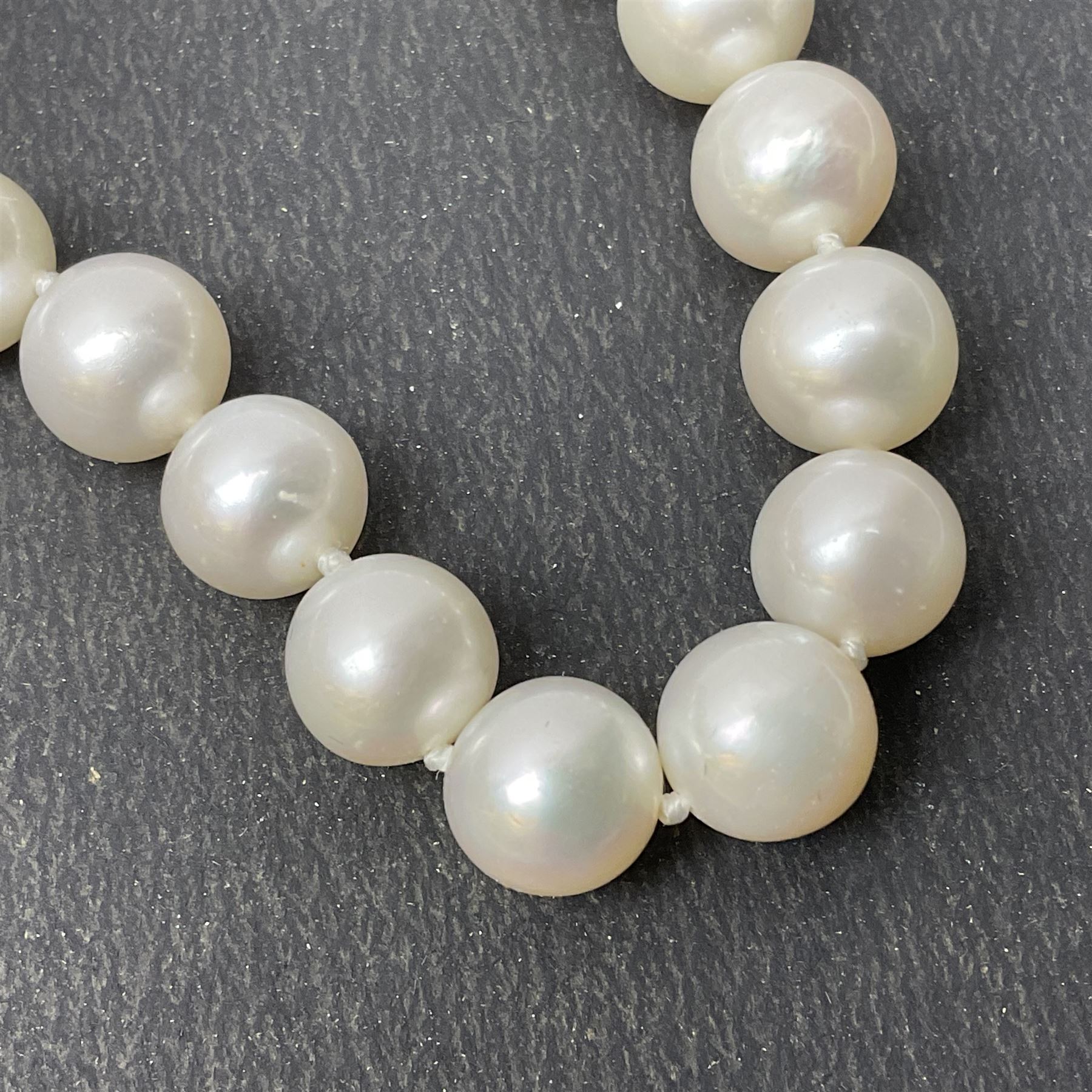 Fresh water pearl bracelet, with 14ct gold clasp, stamps 585