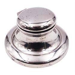 1920's silver mounted capstan inkwell, of typical plain form, the hinged cover lifting to reveal a gilt interior and removable clear glass inkwell, hallmarked Mappin & Webb Ltd, Birmingham 1928, H5cm base D10cm