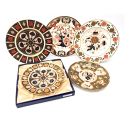  Five Royal Crown Derby plates comprising Old Imari no. 1128 D26.5cm, 1916 Imari pattern no. 1128, 1919 shaped plate no. 8435,  Asian Rose no. 8683 and one other with matching box (5)  