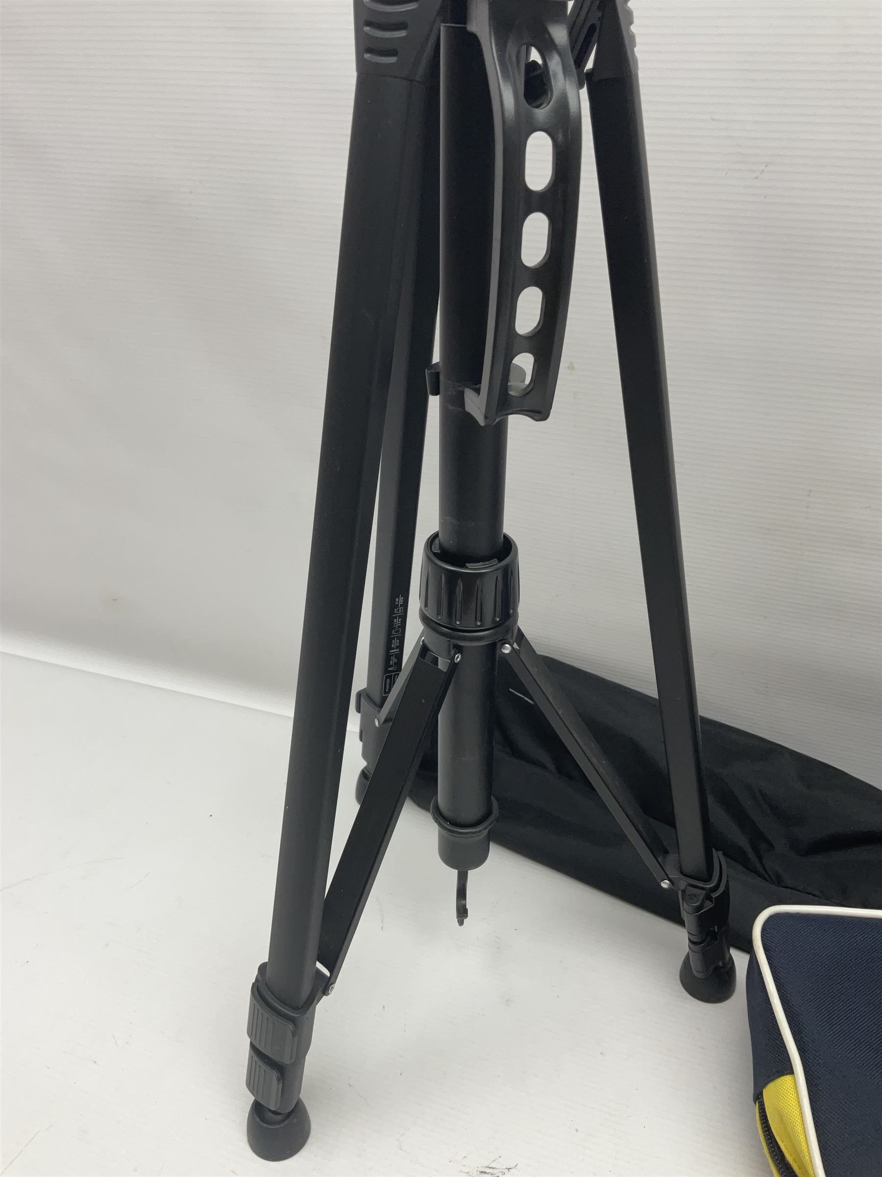 Collection of cameras, including Nikon F401 AF camera body, serial no 2111407, with Sigma Zoom Master 1:3.5-4.5 f=35-70mm lens, Fujifilm camera body etc 