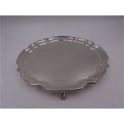Modern silver salver, with shaped pie crust rim, upon four scroll feet, hallmarked L R Watson, Sheffield 1997, D21cm