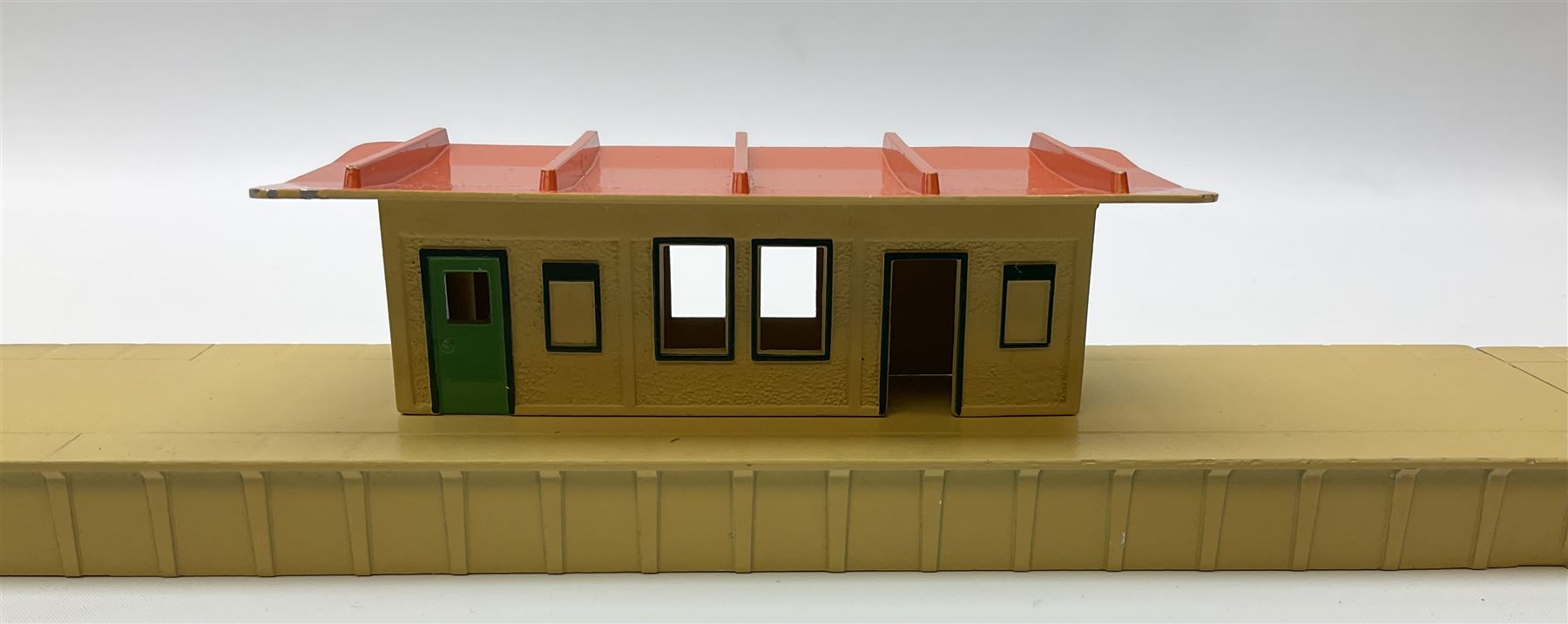 Hornby Dublo - wooden D1 Main Line Station and D1 Goods Depot, both in pale blue boxes; die-cast D1 Through Station in plain blue box; die-cast D1 Island Platform and D1 Signal Cabin, both in blue striped boxes (5)