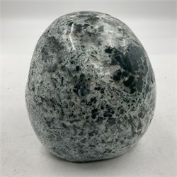 Carving of a skull in moss agate, H9cm, L12cm 