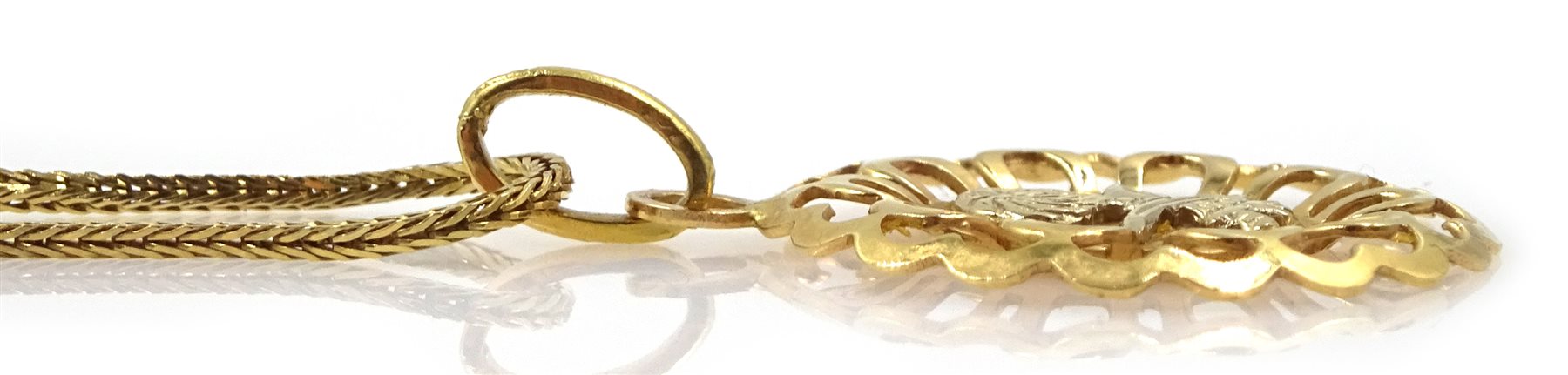 18ct gold Saudi Arabia crest pendant necklace, tested or stamped 750