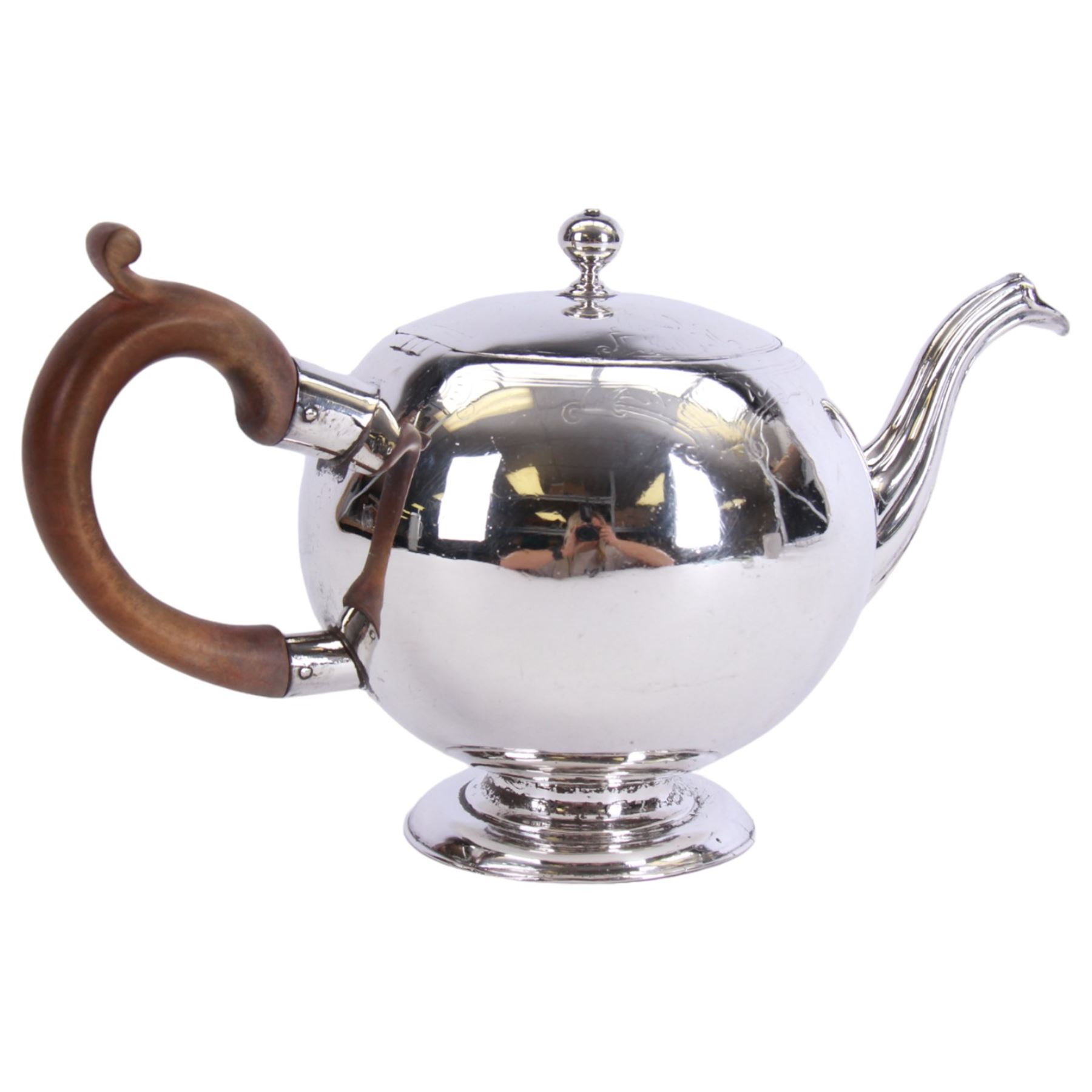 George II Scottish silver teapot, of bullet form with reeded spout and wooden scroll capped handle, upon a spreading circular foot, hallmarked John Kincard, Edinburgh 1731, H14cm