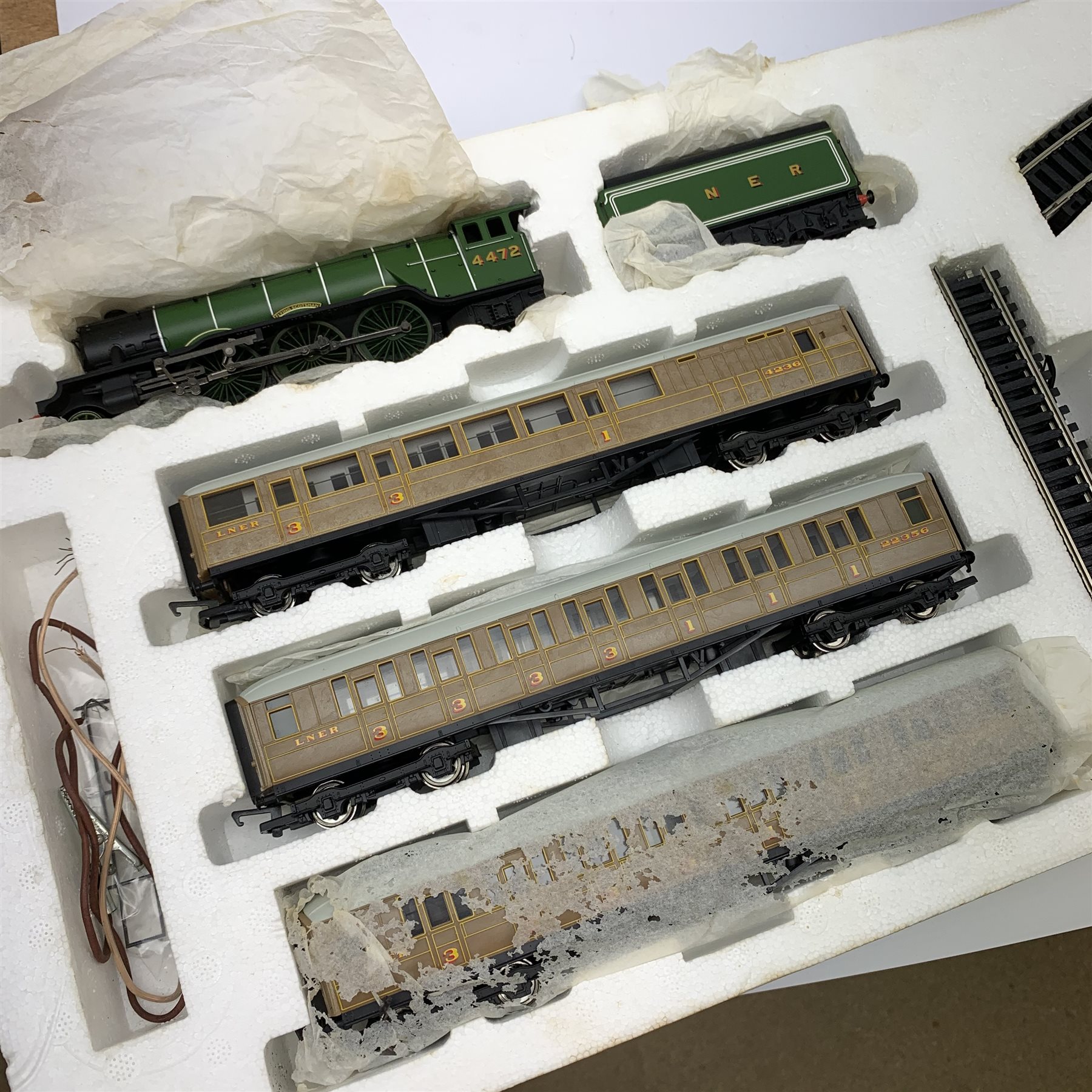 Hornby '00' gauge - Flying Scotsman electric train set with Class A3 4-6-2 locomotive 'Flying Scotsman' No.4472, tender and four teak style passenger coaches, boxed