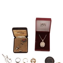 9ct gold Edwardian stone set pendant and 9ct gold chain links, silver jewellery including Charles Horner paste heart brooch, rings, moonstone pendant, enamel leaf brooch, etc