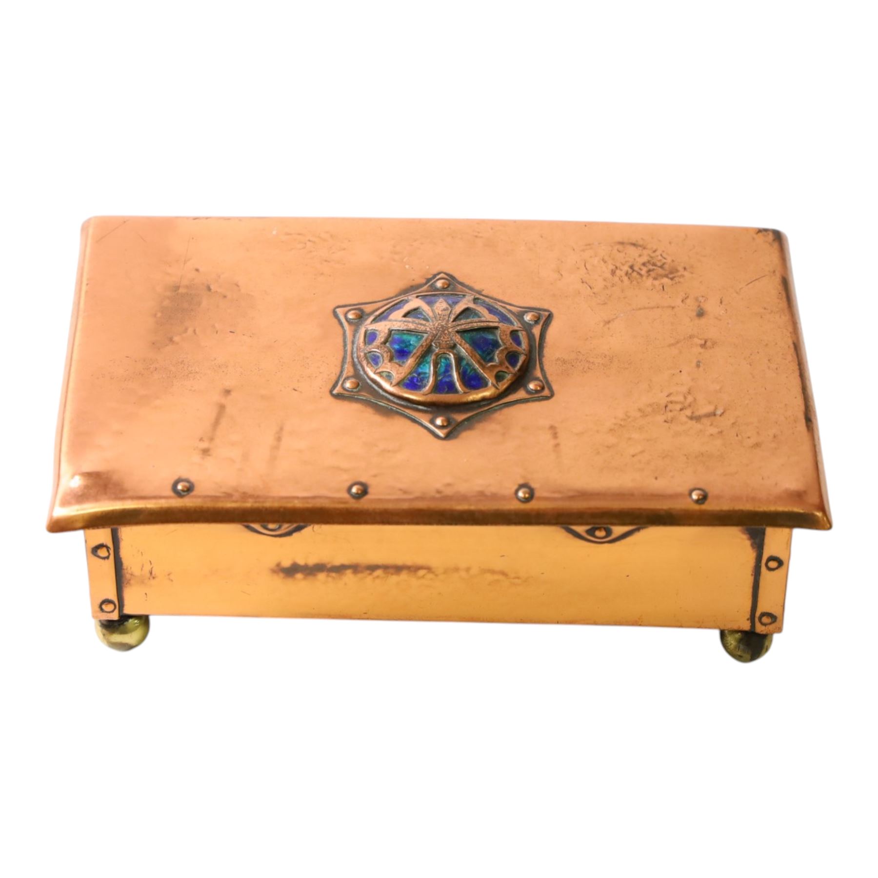  Arts & Crafts copper and enamel box, of rectangular form, the hinged lid with central enamel cabochon overlaid with pierced copper butterfly motif, raised on brass bun feet, H7cm, L17cm