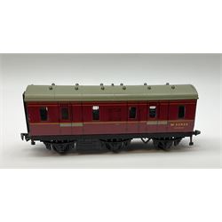 Hornby Dublo - 4076 Six- Wheeled Passenger Brake Van; and 4084 Suburban Coach Brake/2nd B.R. with interior fittings; both in boxes (2)