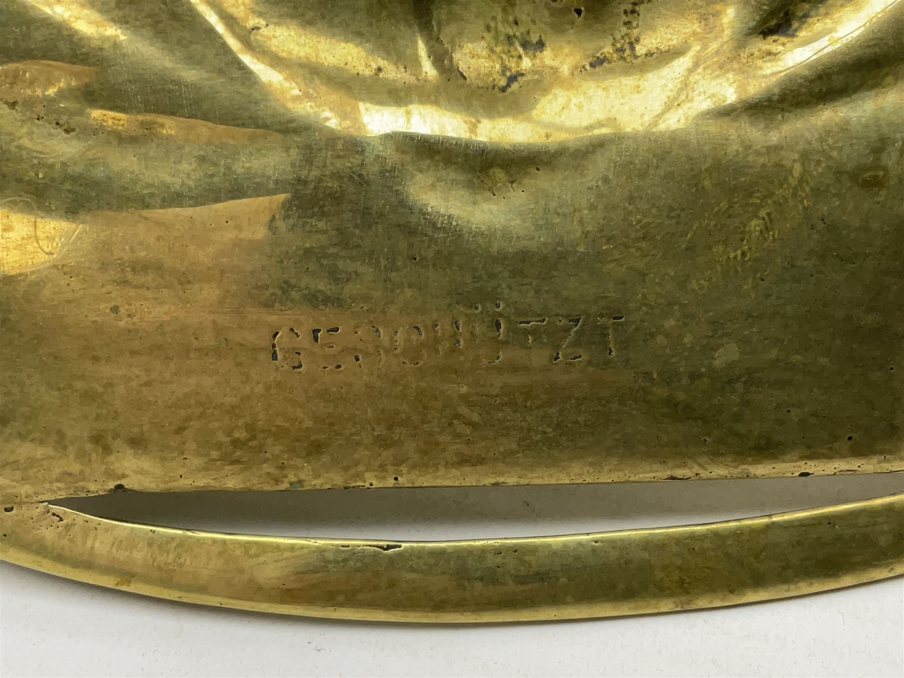 Art Nouveau Geschutzt brass desk stand, with stylised whiplash relief decoration, with removable Loetz style green glass inkwell, stamped to the base, H8cm