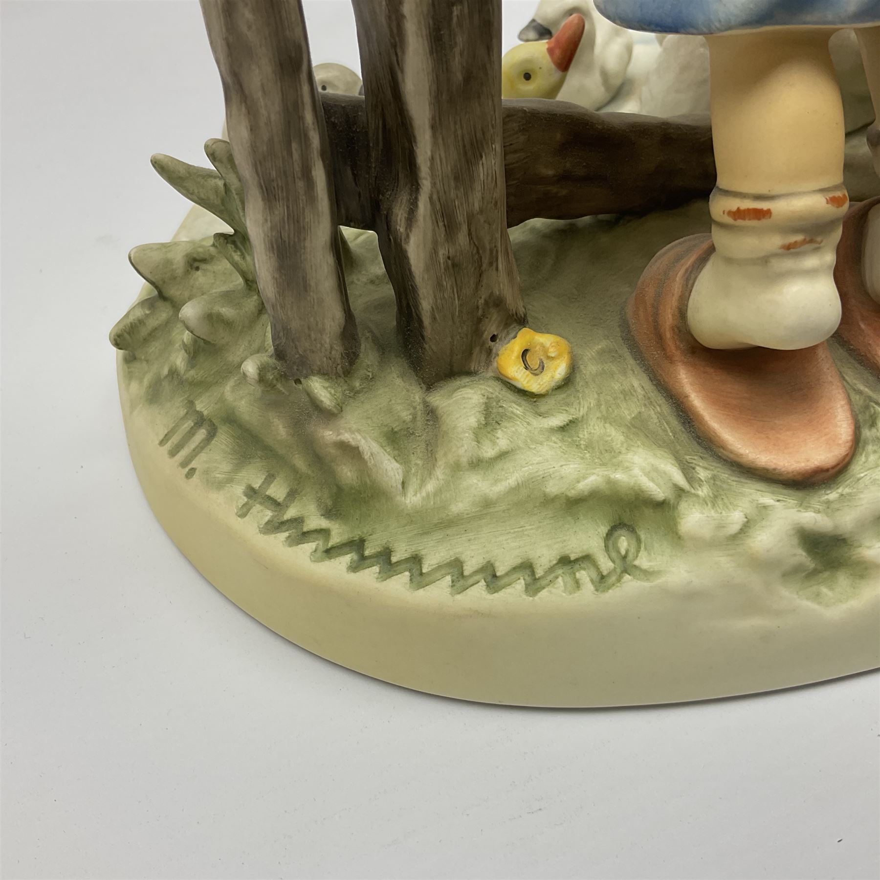 Large Hummel figure group by Goebel, Forever Friends, limited edition 697 of 1000, H28cm