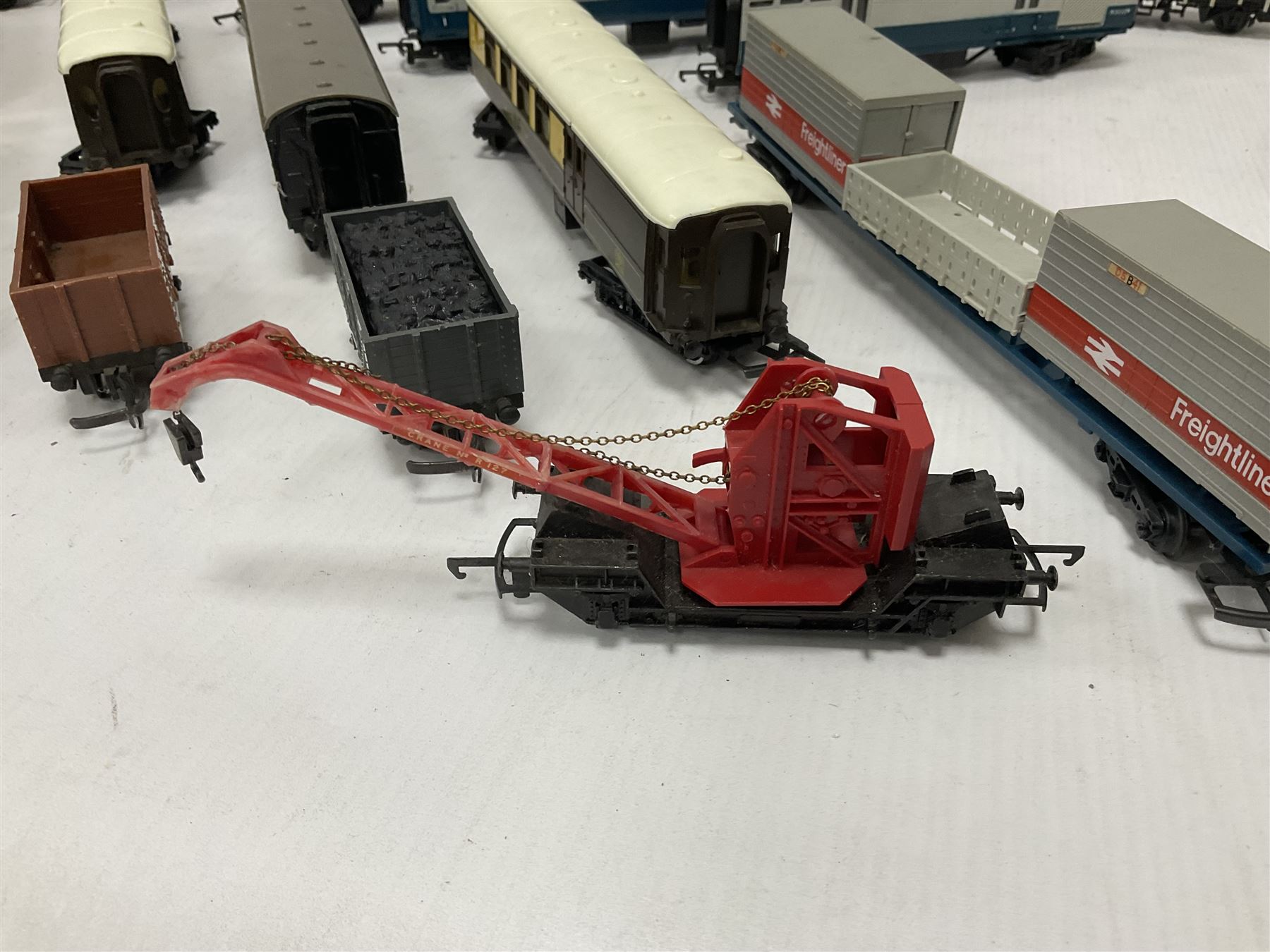 Hornby/Tri-Ang ‘00’ gauge - eight various coaches and eighteen goods wagons; all unboxed (26)