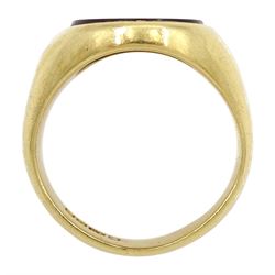 18ct gold carnelian signet ring, Birmingham 1971