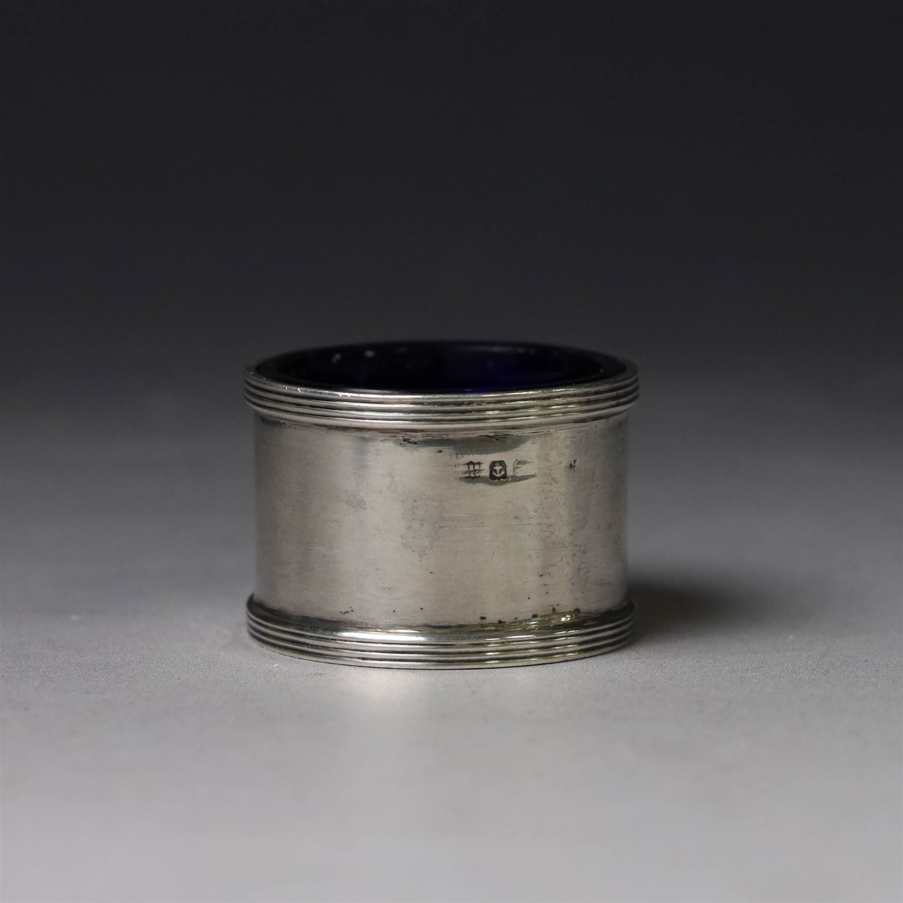 1920s silver two piece cruet set, comprising mustard pot and open salt, of plain cylindrical form, hallmarked Charles S Green & Co Ltd, Birmingham 1927, mustard pot H4cm