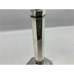 20th century Hawksworth, Eyre & Co silver plated oil lamp, the octagonal stepped base with engraved dedication, leading to an octagonal column supporting a faceted clear glass reservoir, Hinks Duplex burner, clear glass chimney, and cranberry glass shade, overall H71.5cm