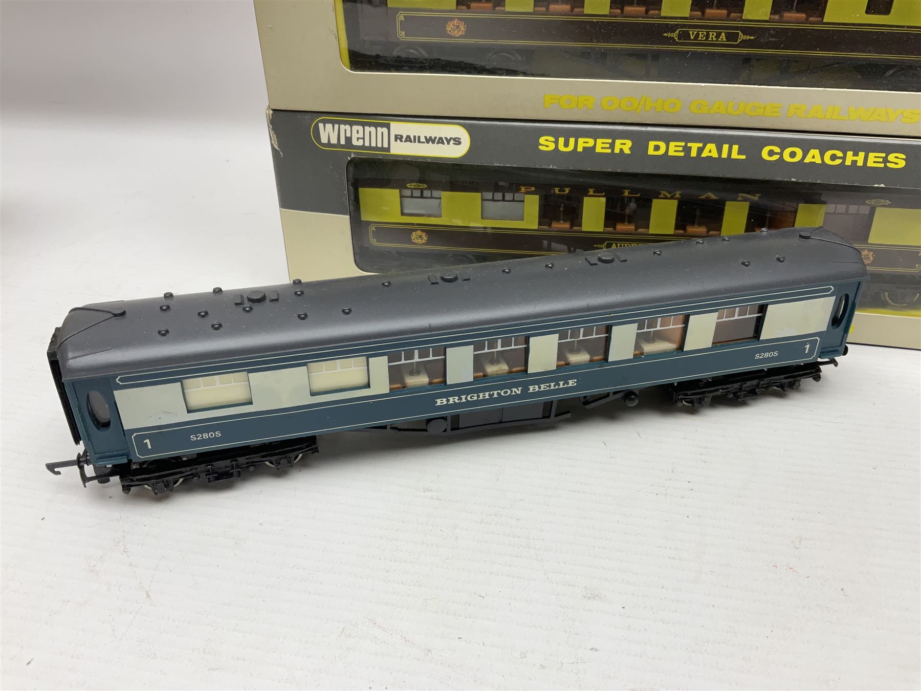 Wrenn '00' gauge - three Pullman passenger coaches 'Vera', 'Audrey' and 'Car No.86'; all boxed; and two 'Brighton Belle' 1st Class coaches Nos.S280S and S284S; both unboxed (5)