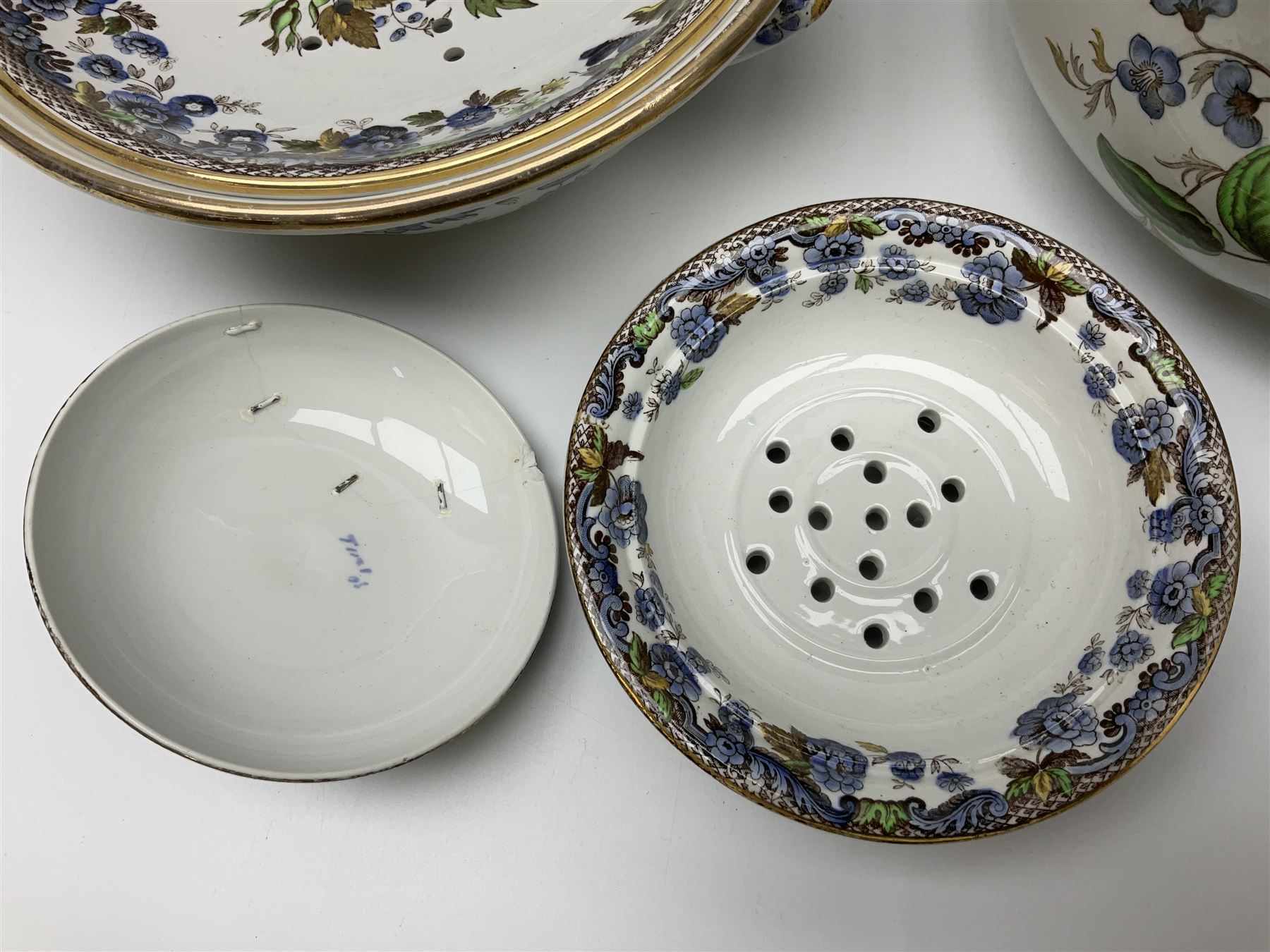 Copeland Spode toilet set in blue flower pattern, comprising wash jug, slop bucket, two soap dishes, toothbrush holder and chamber pot, slop bucket H28cm