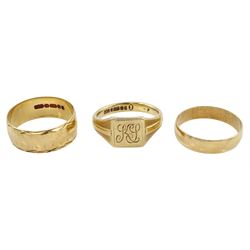 9ct gold signet ring and two 9ct gold wedding bands, all hallmarked