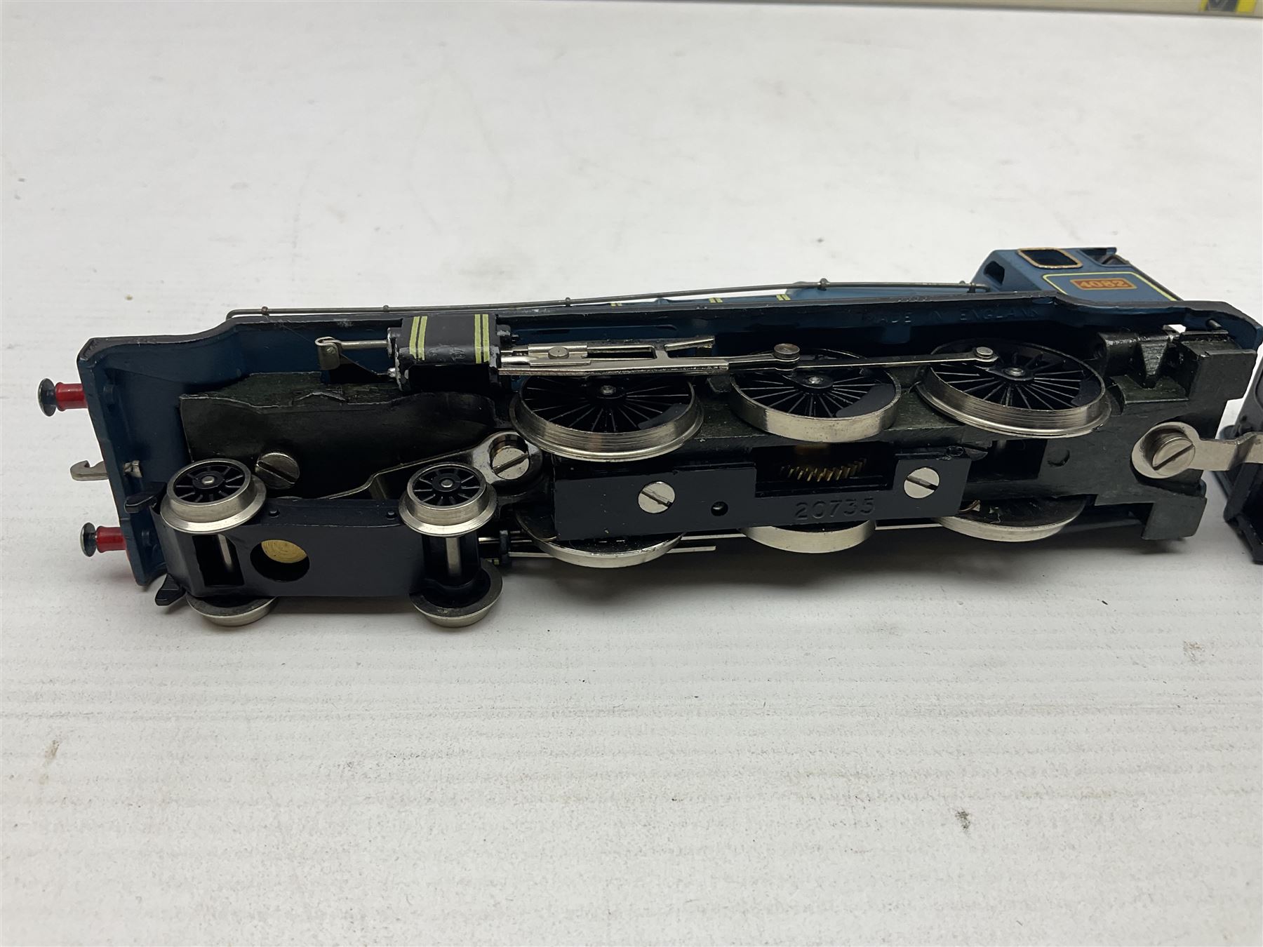 Wrenn '00' gauge - two Castle Class' 4-6-0 locomotives - 'Devizes Castle' No.7002 in GW Green; and 'Windsor Castle' No.4082 in BR Blue; both boxed with instructions (2)