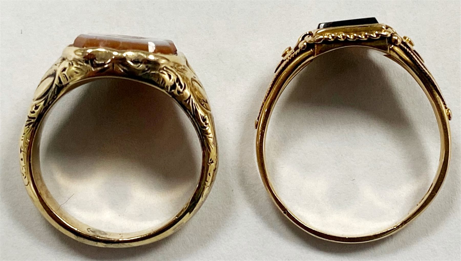 Victorian 15ct gold bloodstone lion intaglio, shield shaped signet ring and a 9ct gold agate dragon intaglio ring