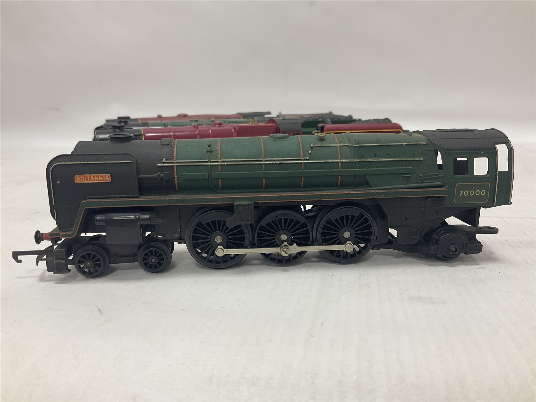 Hornby ‘00’ gauge - four steam locomotives comprising Britannia Class ‘Britannia’ 4-6-2 no.70000 in BR green; Britannia Class ‘Oliver Cromwell’ 4-6-2 no.70013 in BR green; Princess Class 4-6-2 no.6201 in LMS crimson; Coronation Class ‘Duchess of Sutherland’ 4-6-2 no.6233 in LMS crimson; one further tender (5) 