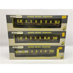 Wrenn '00' gauge - three Pullman passenger coaches 'Vera', 'Audrey' and 'Car No.86'; all boxed; and two 'Brighton Belle' 1st Class coaches Nos.S280S and S284S; both unboxed (5)