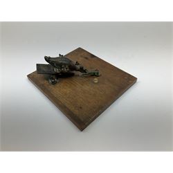 Austrian cold painted bronze note holder, the sprung loaded clamp in the form of two ducks holding a frog, on an oak base, clasp L12.5cm