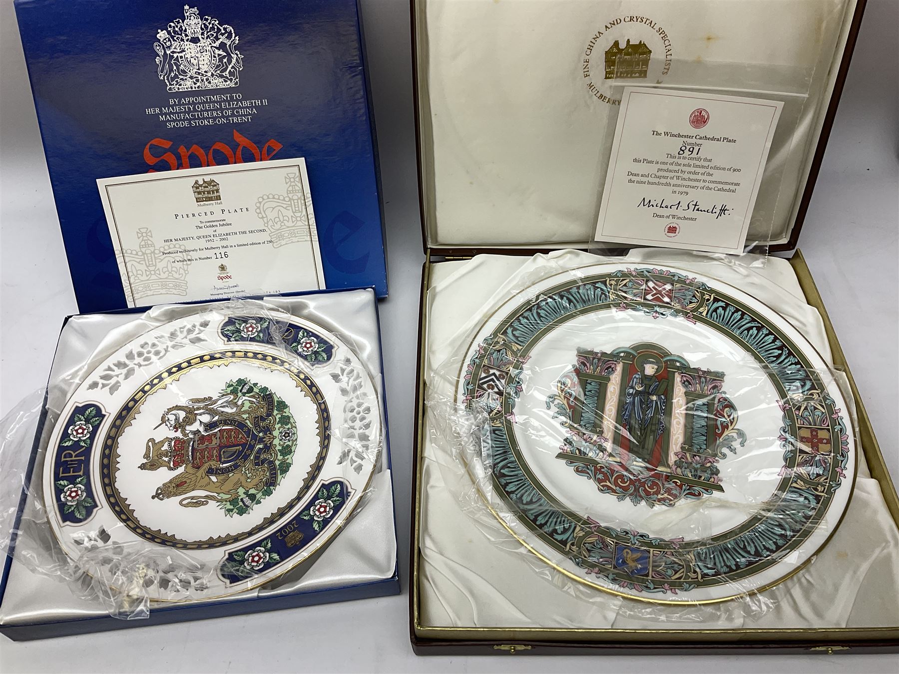 Fifteen collectors plates, to include Spode Golden Jubilee HM The
Queen, Spode Official Bi-Century Derby, set of four Spode British Steam-The Years of Glory, Mulberry Hall The Viking, Spode The St.Davids, etc, all in original boxes with certificates  
