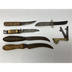 Veterinary fleams and other tools together with various veterinary books, including Hewthorn's Veterinary Guide, Farms and Farming - Vince, Veterinary Practice at Home, etc., and a collection of folding pocket knives, pen knives, hunting knife, etc.