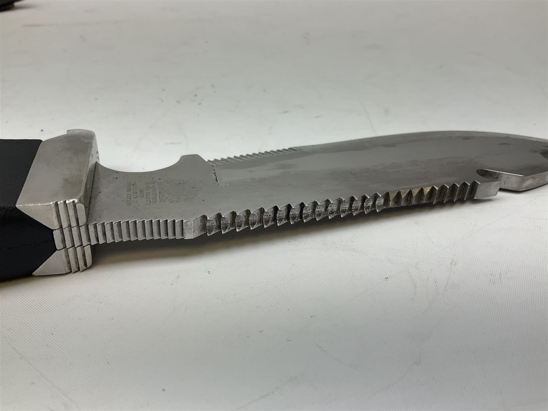 Wilkinson Sword Ray Mears type survival knife with 18cm steel saw-back blade and hard plastic sheath L35cm overall