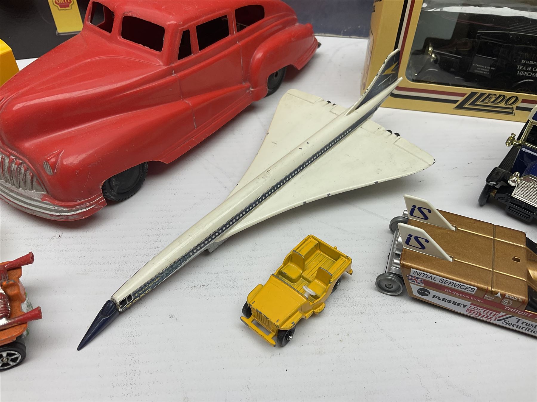 Quantity of model cars to include Atcomi radio control Ford Sierra XR4i, Maisto 1:18 scale Volkswagen Export Sedan, Corgi Tom & Jerry cars, Lledo, Dinky, Matchbox etc, boxed and loose 