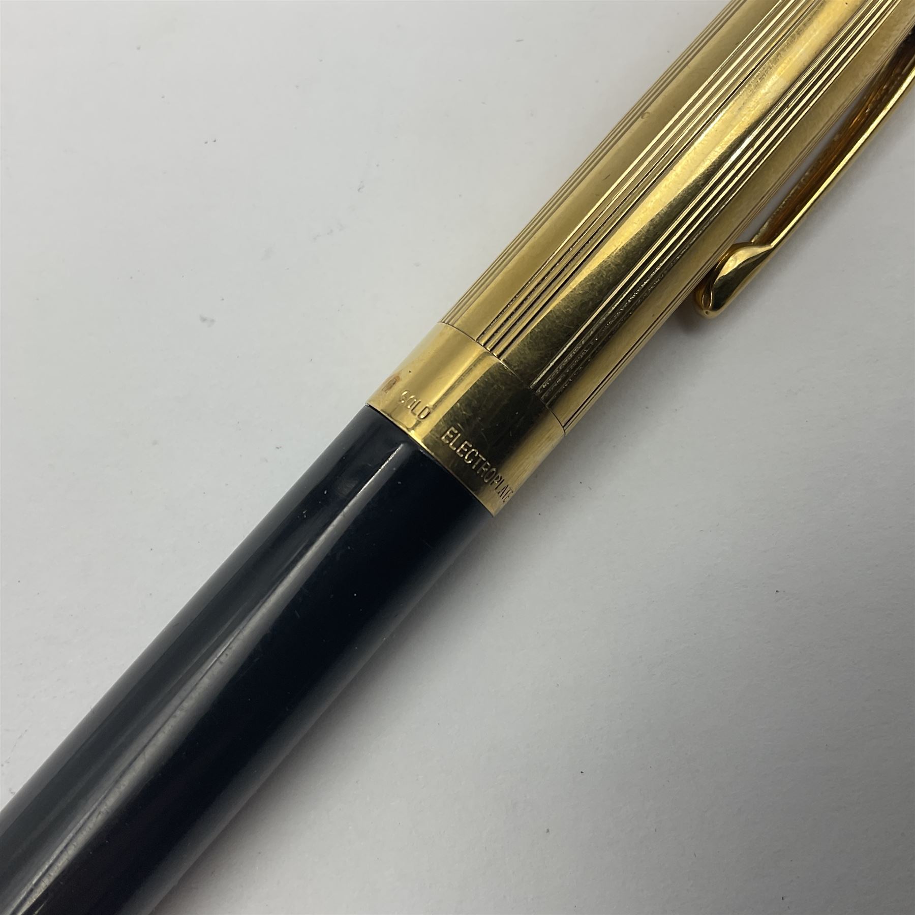 Sheaffer Crest fountain pen, the black barrel with gold plated cap and 18K nib, together with a matching ballpoint pen and further fountain pen, longest L14cm (3)