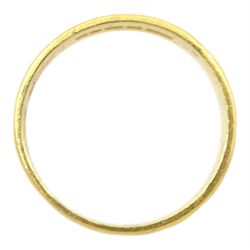 22ct gold wedding band with engraved decoration, London 1970