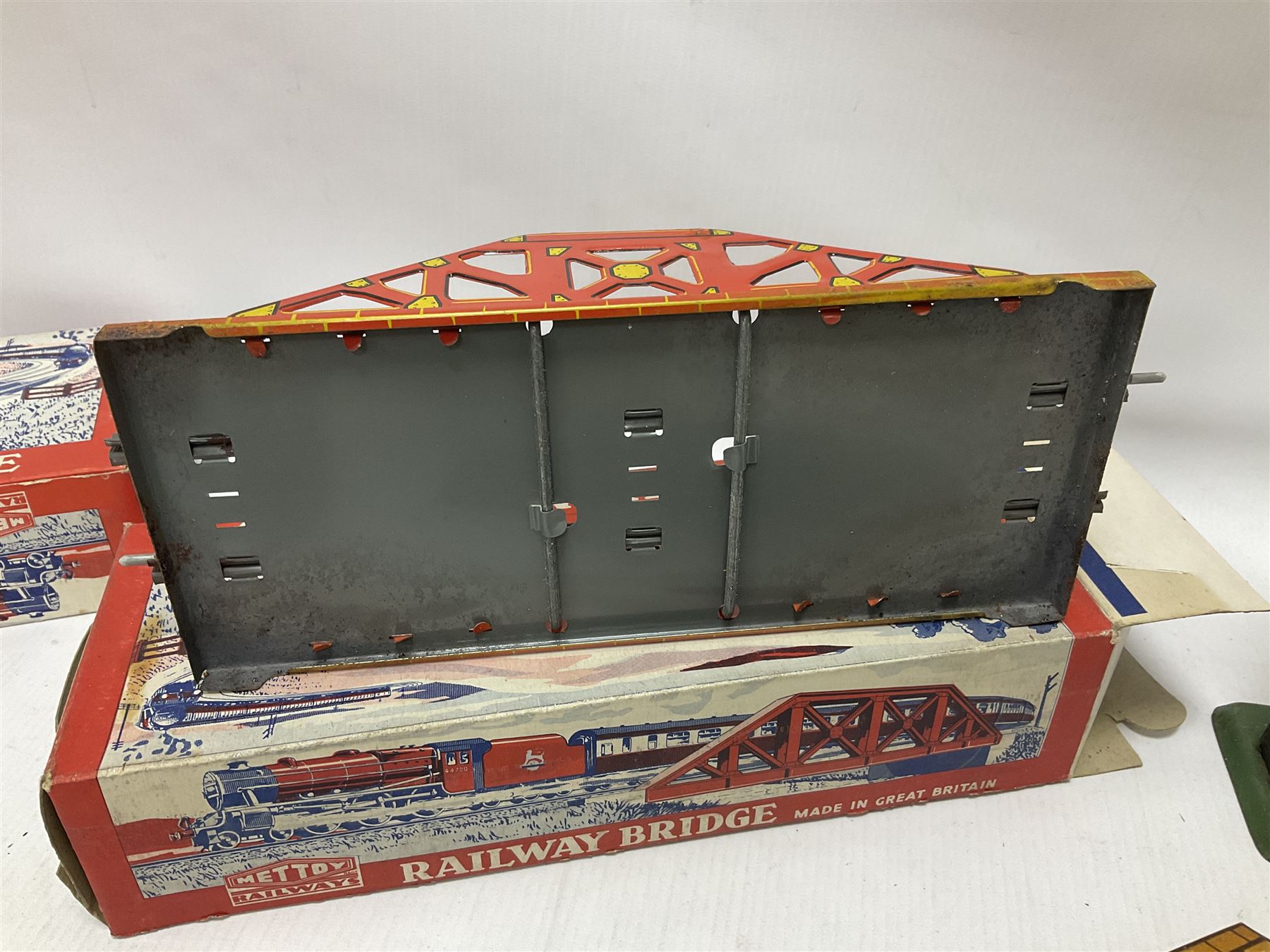 ‘0’ gauge - six boxed Hornby Hachette coaches comprising three Saloon Cars and three Dining Cars in original boxes; three loose ‘SNCF’ cars; three crossings, two Hornby/Meccano railway stations, one bridge and a water tank; two further Mettoy Railways ‘Railway Bridge’ in original boxes (17)