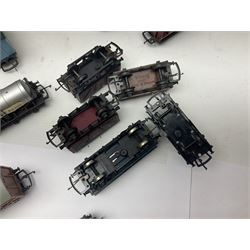 Various makers ‘00’ gauge - large quantity of rolling stock to include boxed Mainline, Graham Farish and Wrenn examples; loose examples to include Hornby, Tri-Ang, Joeuf etc 