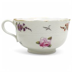 Pair of Derby teacups and saucers, attributed to William Billingsley, decorated with sprays of flowers with scalloped gilt edges, with crown, D mark and crossed batons in red, pattern no. 42 (4)
